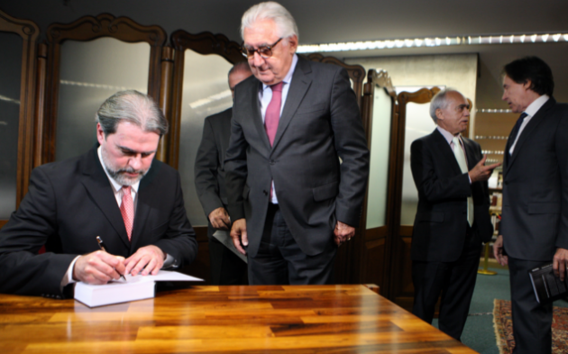 Ministro Dias Toffoli lança livro sobre os 30 anos da Constituição