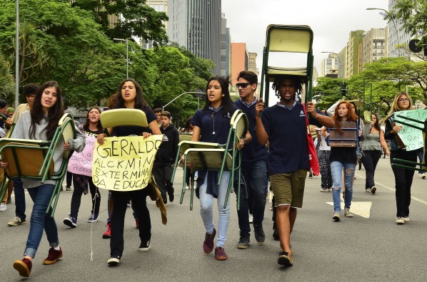 São Paulo - Estudantes bloqueiam, com cadeiras e cartazes, um dos sentidos da Avenida Brigadeiro Faria Lima, em protesto contra a reorganização escolar no estado de São Paulo (Rovena Rosa/Agência Brasil)
