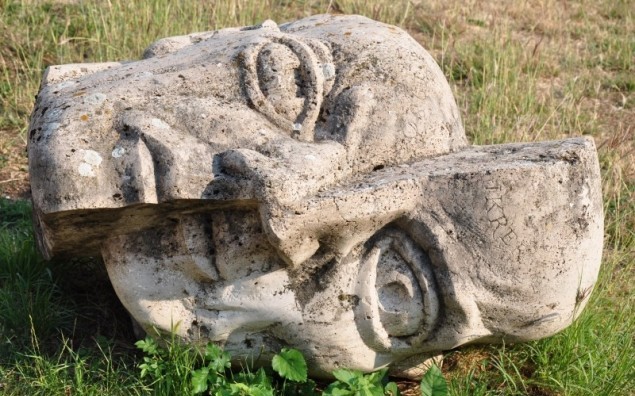 statue-facial-destiny-broken-twins