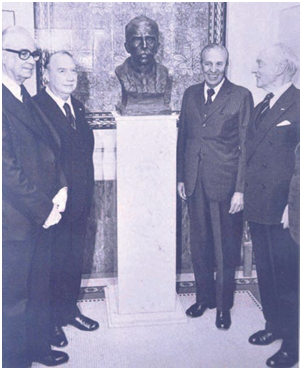 Acompanhado do ex-presidente Nehemias Gueiros, durante a solenidade de inauguração do busto de Rui Barbosa no Palácio de Haia (1977)