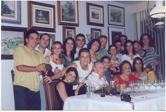 Caio Mário ao lado da esposa e família durante o natal de 2002