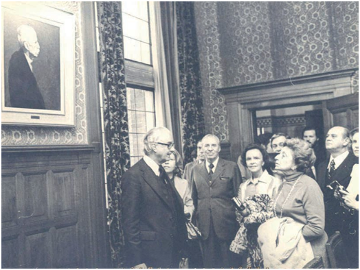 Caio Mário e comitiva brasileira apreciam a foto de Rui em galeria nobre do Palácio de Haia (1977)