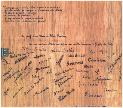 Tábua confeccionada artesanalmente pelos presos políticos de São Paulo em gratidão ao apoio de Caio Mário (1975)