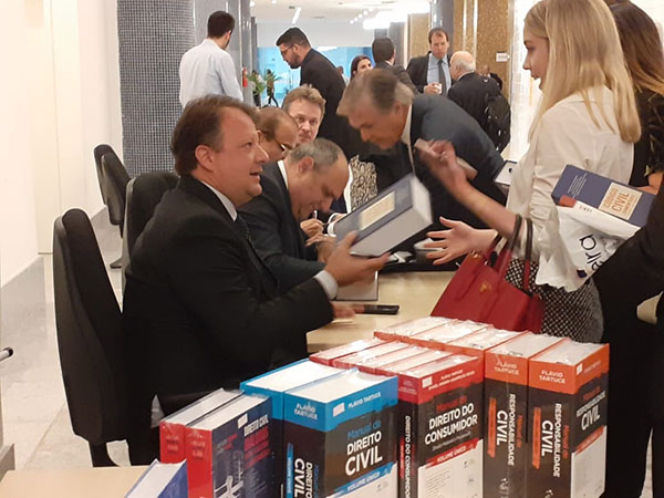 Lançamento do livro Código Civil Comentado é realizado em Recife