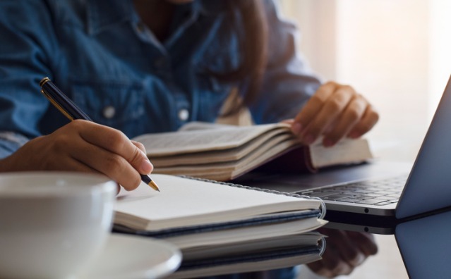 pessoa estudando para concurso público