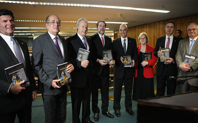 Ministro Dias Toffoli lança livro sobre os 30 anos da Constituição
