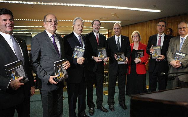 Ministro Dias Toffoli lança livro sobre os 30 anos da Constituição