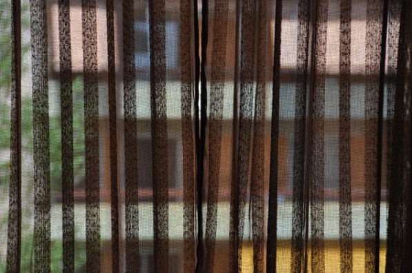 Cortinas e persianas nas sacadas dos edifícios