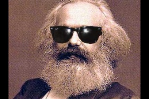 Professora é afastada após alunos cantarem funk sobre Marx