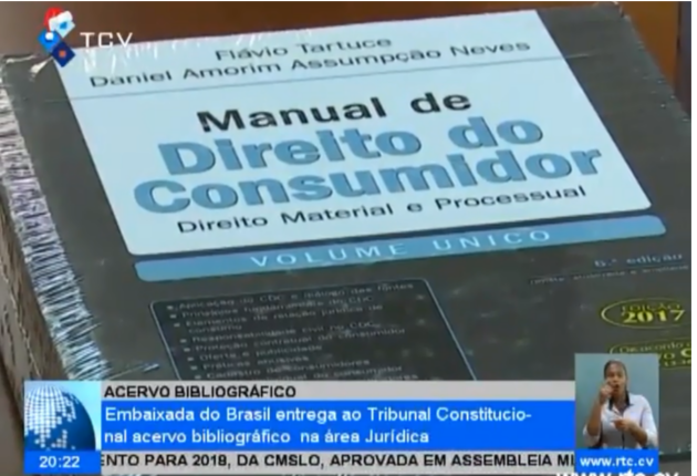 GEN em Cabo Verde | Embaixada do Brasil entrega ao Tribunal Constitucional acervo bibliográfico jurídico