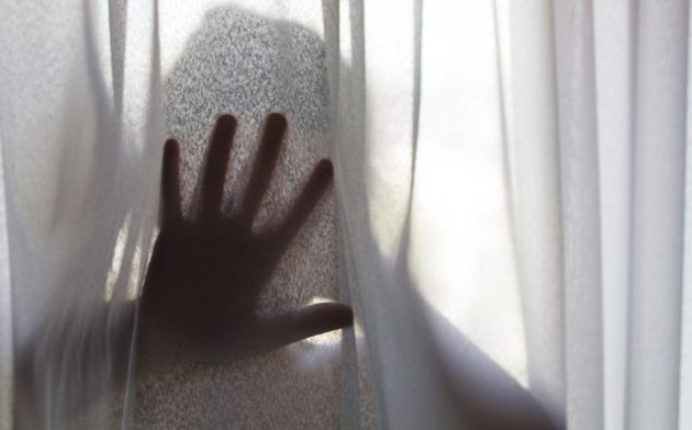 O homicídio doloso perpetrado pelo marido, convivente, namorado e amasiado, em face da sua mulher, por motivo de ciúme, atrai, por si só, a figura do feminicídio?