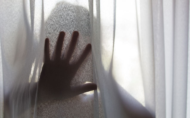 O homicídio doloso perpetrado pelo marido, convivente, namorado e amasiado, em face da sua mulher, por motivo de ciúme, atrai, por si só, a figura do feminicídio?