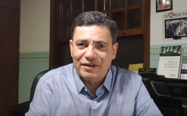 Em caso de divórcio, quem fica com os filhos menores?