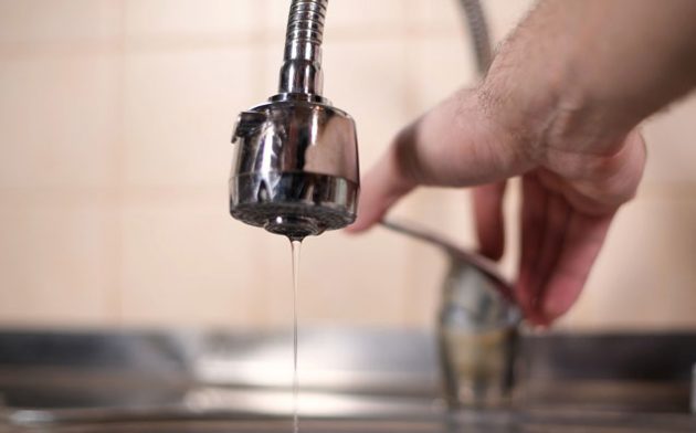 O corte do fornecimento de água, gás e outras utilidades mensuráveis nos condomínios