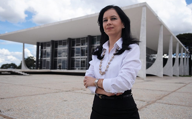 Entrevista com Grace Mendonça sobre o livro Democracia: Substantivo Feminino