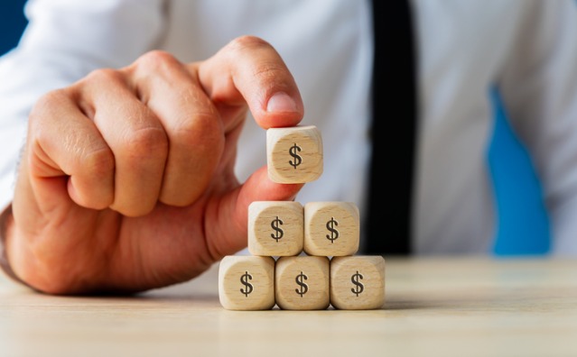 Taxa – Conceito na doutrina nacional e na estrangeira – Distinção entre taxa e impôsto