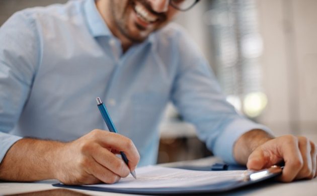 Distinção entre contrato de prestação de serviços e contrato de parceria