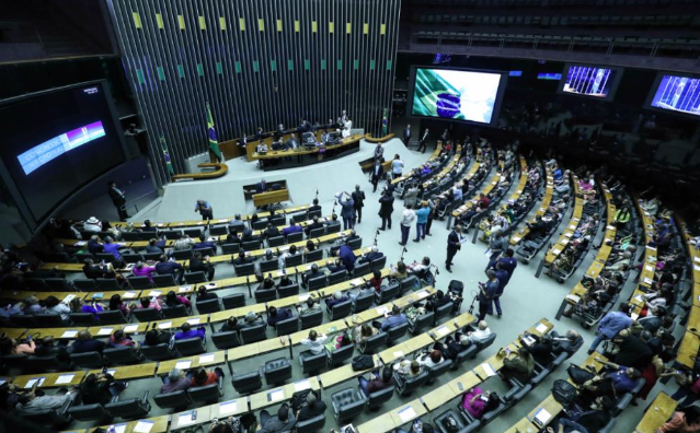 Licença para processar deputados e senadores, de Jorge Alberto Romeiro