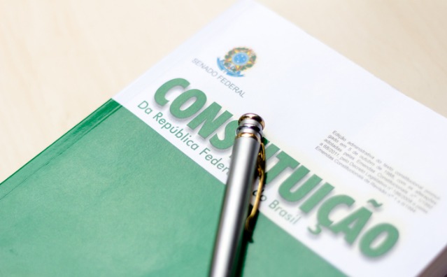 Efeito ab-rogativo das Constituições – Conseqüências da promulgação de uma nova Constituição com relação à legislação anterior