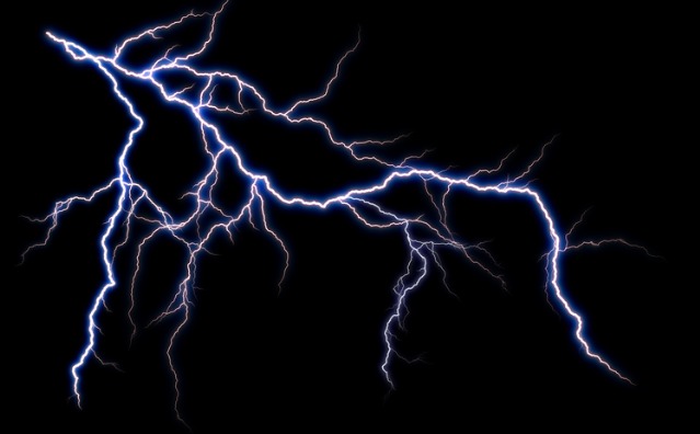 O fornecimento de energia elétrica entre tempestades e ‘apagões’, e os direitos do consumidor.￼