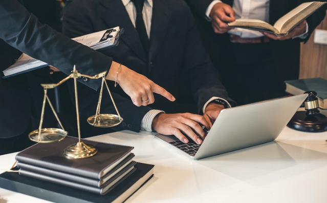 Do poder da administração para impor unilateralmente alterações nas cláusulas dos contratos administrativos, de André de Labaudère