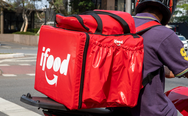 A entrega na porta do consumidor de alimentos adquiridos por meio de aplicativos: o dever de informar e o equilíbrio da relação