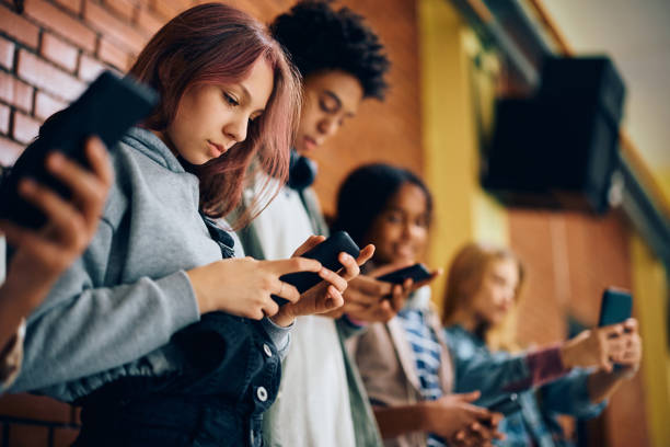 Celulares Banidos nas Escolas: Avanço ou Retrocesso? Entenda os Impactos e os Desafios da Nova Lei