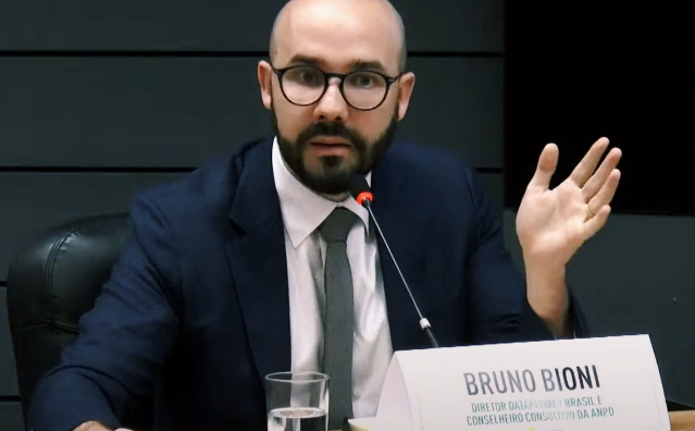 Bruno Bioni analisa a proposta brasileira de regulação da inteligência artificial em evento da Anatel