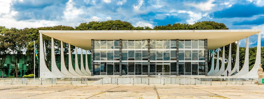A Jurisdição Constitucional sob Fogo Cruzado: Crise de Legitimidade, Solipsismo e o Choque de Trenes no Supremo Tribunal Federal
